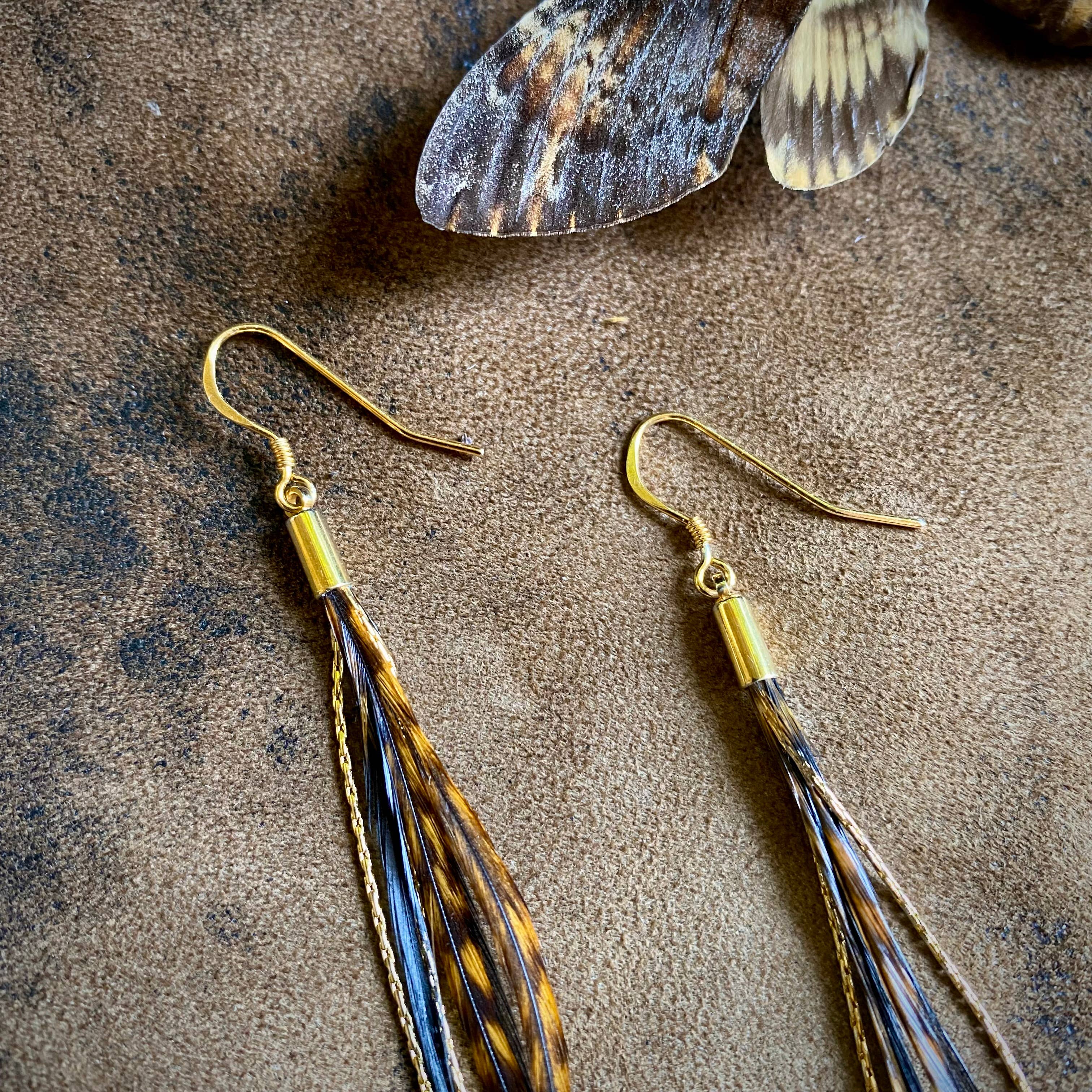 Amber Grizzly & Sort Mini fjerøreringe - Amber Grizzly & Sort/Guld, Boho for engroshandel på Faire3