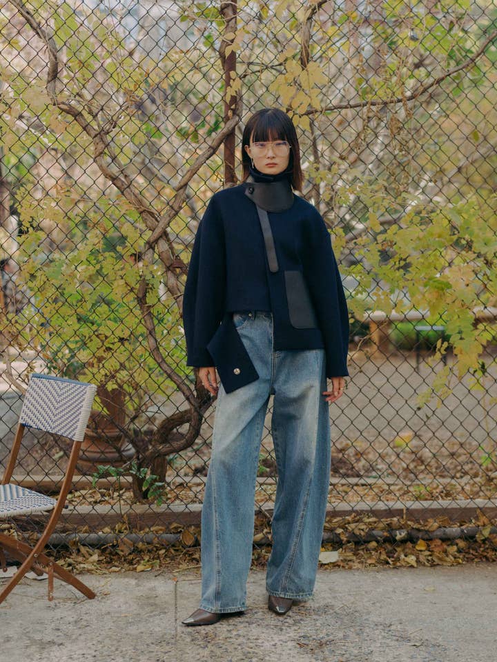 JL070C Casaco Detalhado em Pele Vegan com Corte GV por atacado de Joanne Lu Design