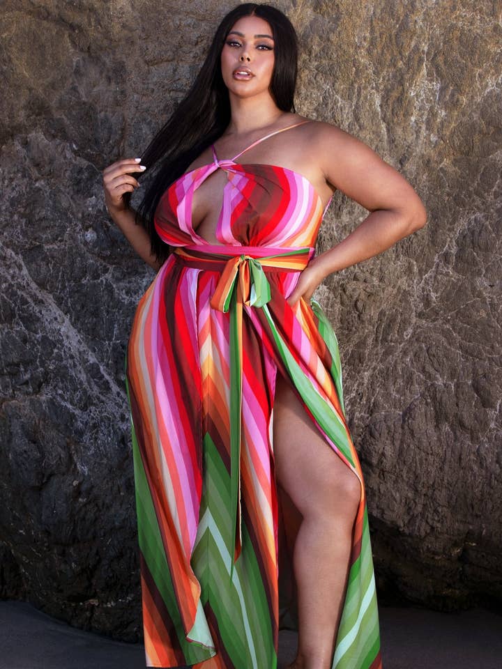 Robe longue Lux à rayures torsadées et découpées sur le devant, grande taille pour la vente par The Steven Wick Company