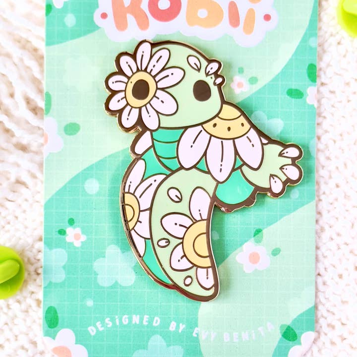 Délicieuse épinglette en émail Daisy Kobii la tortue de mer pour la vente par Evy Benita