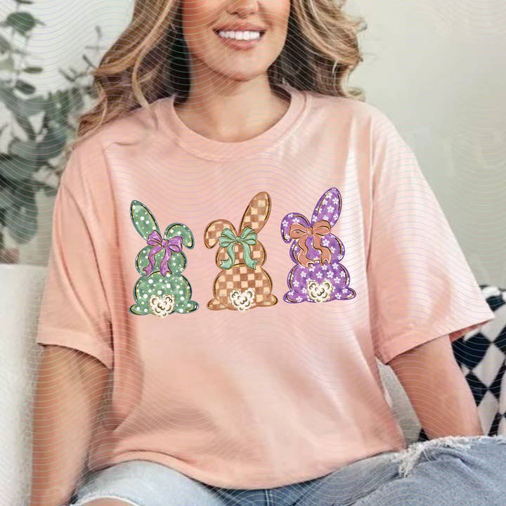 🐰 Pastel Konijn Trio T-shirt | Paas Lente Grafisch T-shirt voor wholesale door Texas Twisted Wholesale