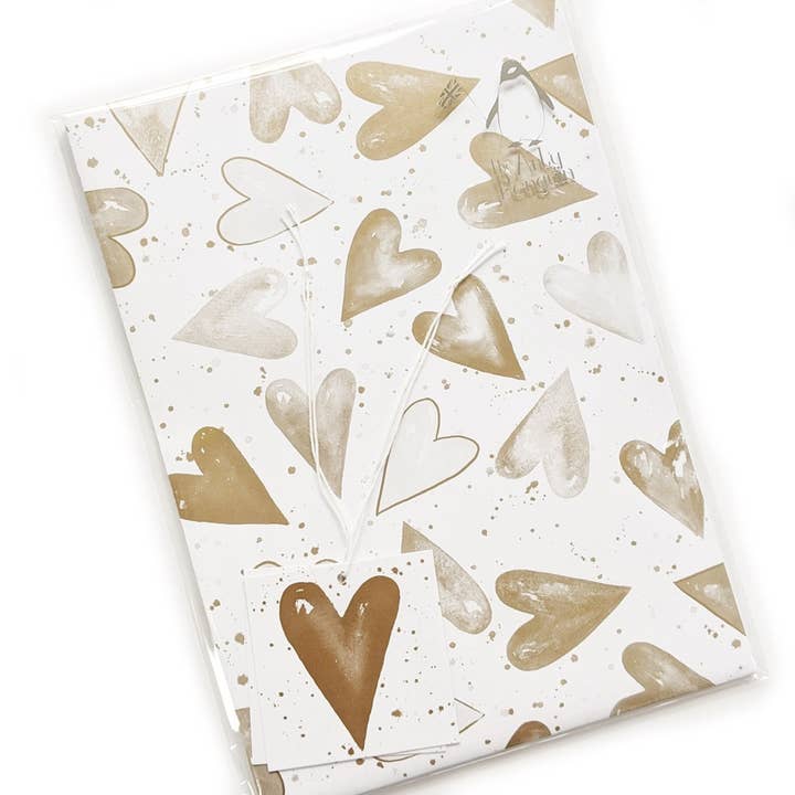 Carta da regalo riciclabile oro metallizzato con cuori per la vendita all'ingrosso da parte di The Arty Penguin