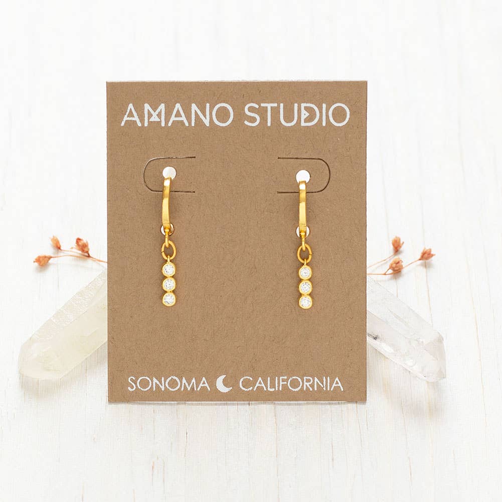 Amano Studio - Vendita all'ingrosso Orecchini a cerchio - Orecchini a Cerchio Huggie con Tre Barre di Cristallo1