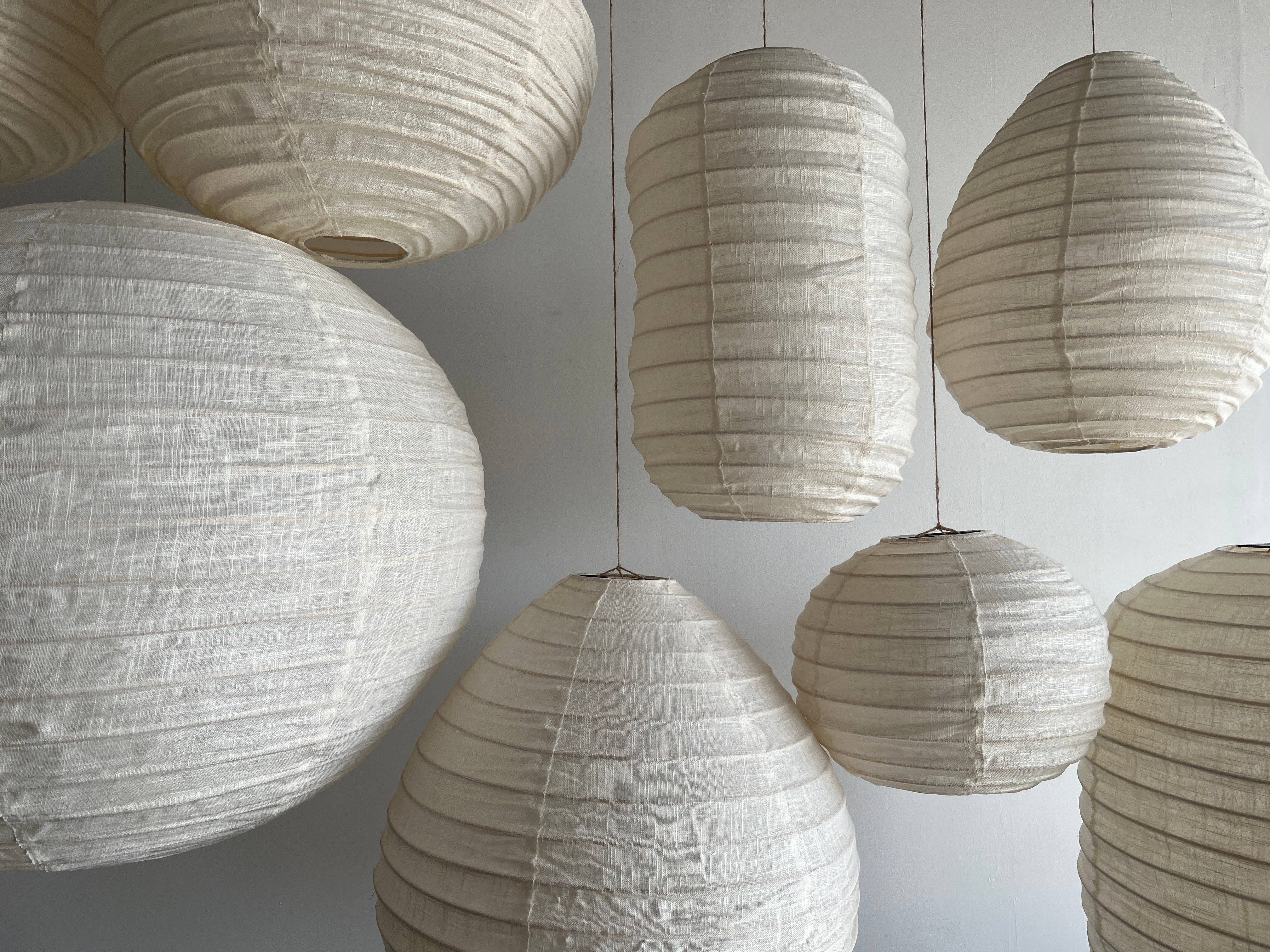 Office Objets - Wholesale Chandelier/Hanging Light - Medium round Japanese-style pendant light in rattan and natural linen D:4039