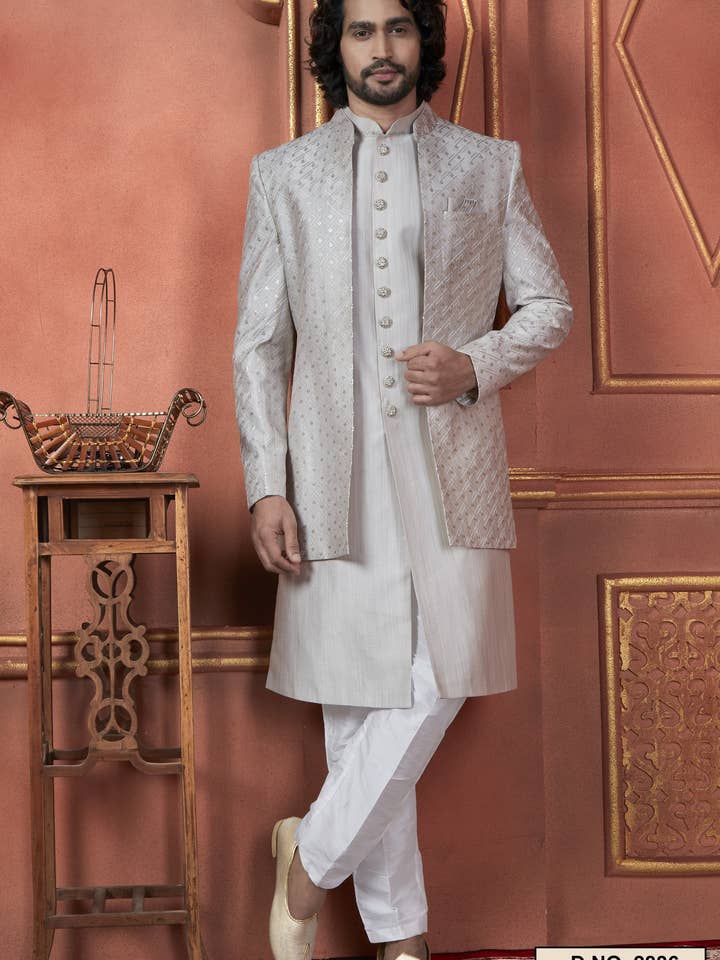 Sherwani Kurta Indo Ocidental Tradicional em Seda Cinzenta com Casaco e Calças para Homens - Trabalho de Bordado com Fios por atacado de HATKE BRIDE