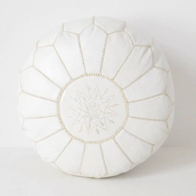 Pouf Marocain en Cuir Blanc Pouf Ottoman pour la vente par Soukie Morocco