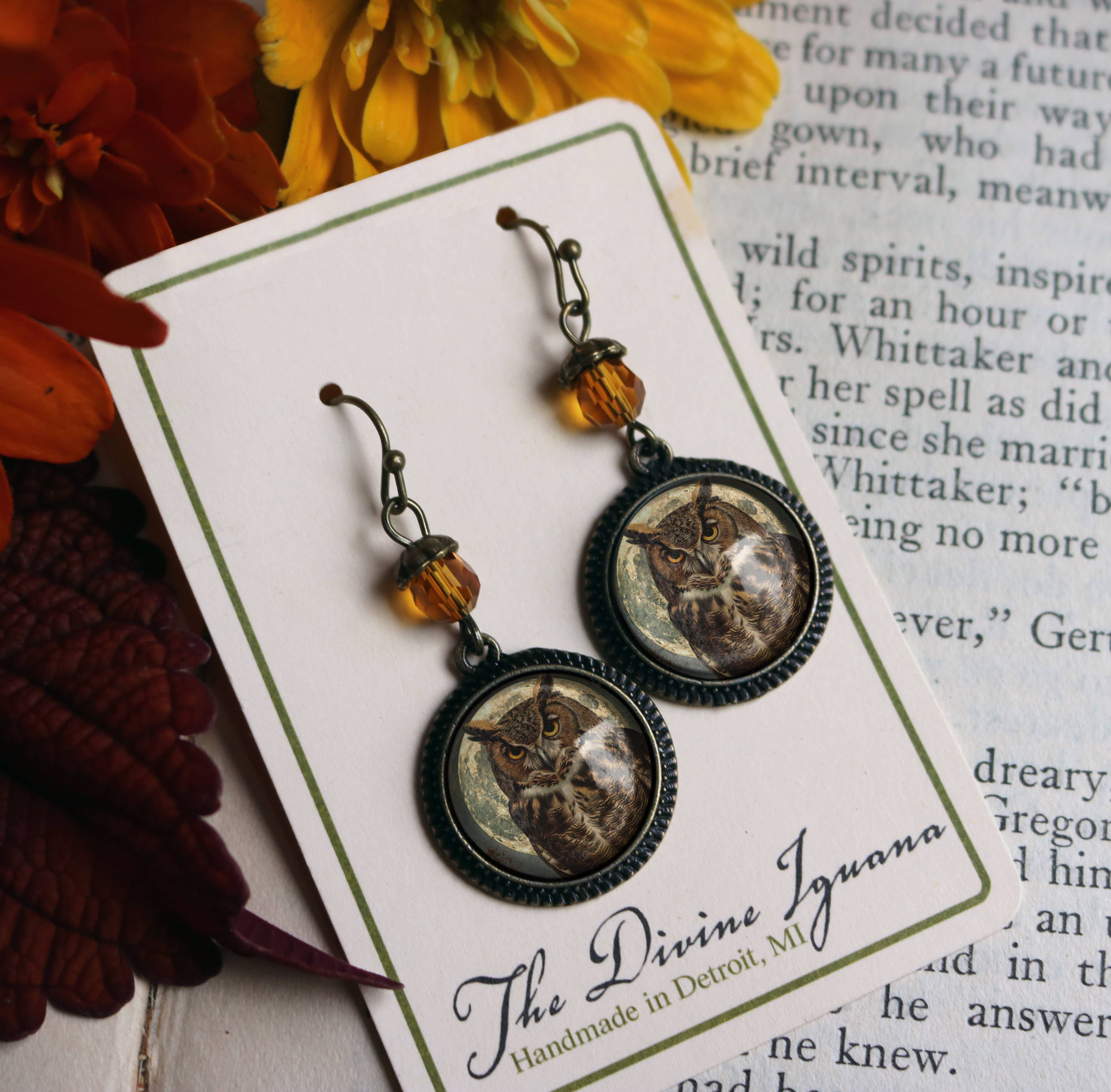 The Divine Iguana - Vente Boucles d'oreilles pendantes - Boucles d'oreilles cabochon en bronze et verre Victorian Owl 2