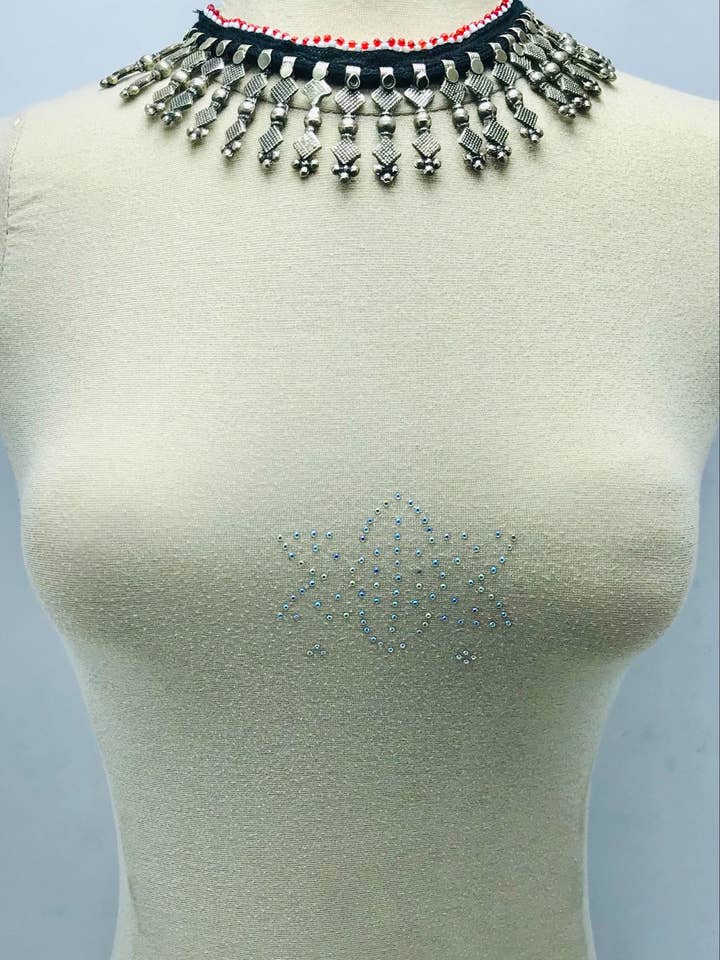 Collier ras du cou vintage afghan tribal avec pointes argentées pour la vente par vintarust