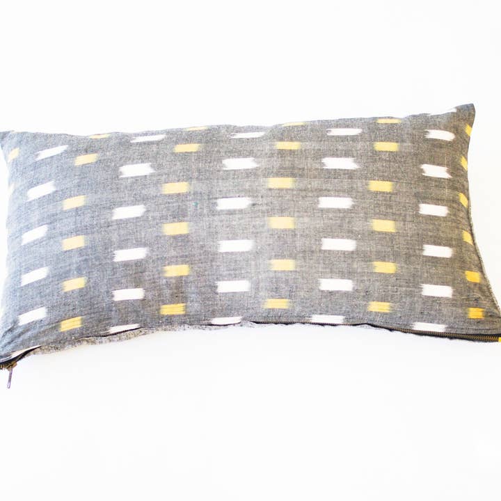 Almohada Ikat gris dorado a cuadros 12 x 24 para venta al por mayor de Rustic Loom