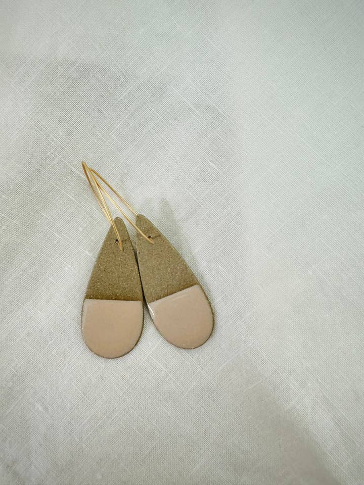 Pendientes Stoneware | Dew | Raw Sandy + Blush para venta al por mayor de Wishbone Pottery
