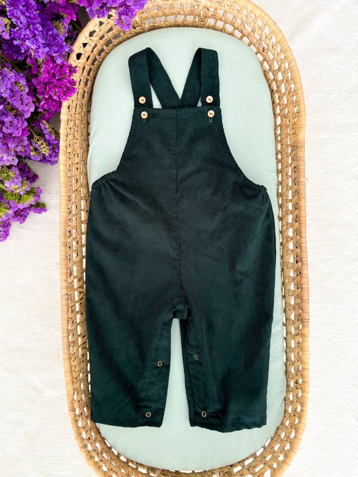 Donkergroene corduroy tuinbroek met verstelbare houten knopen voor wholesale door Maria Jasmim Baby & Child