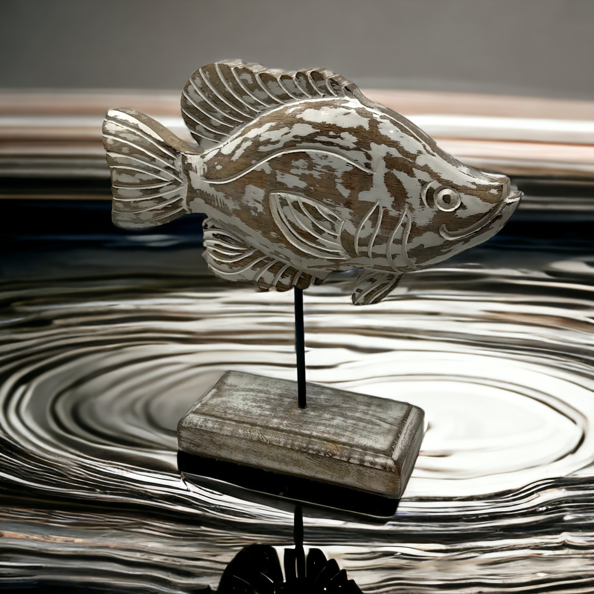 Wilco Home – Engroshandel Skulptur – „Fish Tales“ Feebie Fantail fisk udskåret træ skulptur/stativ1