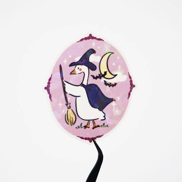 Autocollant en vinyle brillant Oie Sorcière avec détails holographiques pour la vente par Ginably