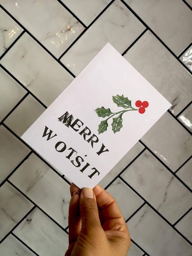 BIGLIETTO NATALIZIO MERRY WOTSIT DI BENI MODERNI per la vendita all'ingrosso da parte di MODERN GOODS