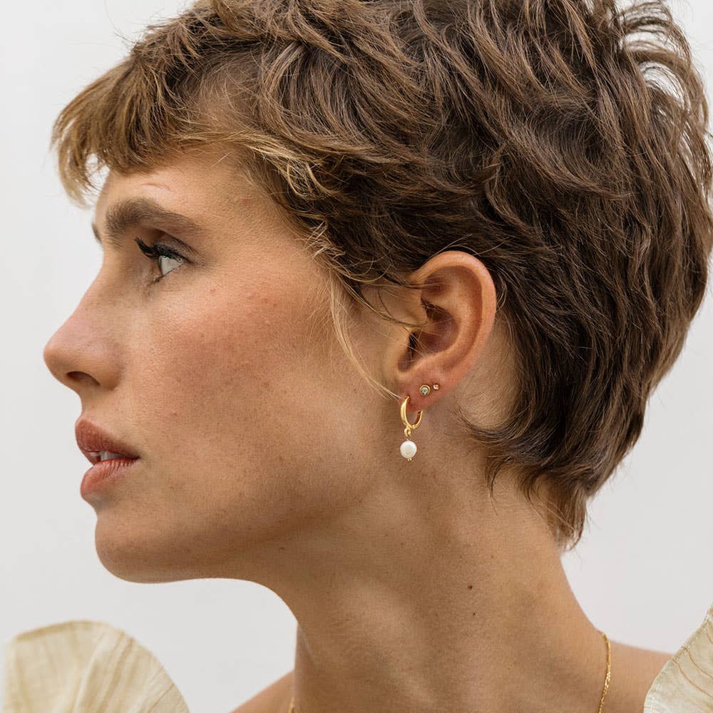 Amano Studio – Großhandel Huggie-Ohrring – Ohrringe mit Süßwasserperlen an 14mm Huggie Creolen4