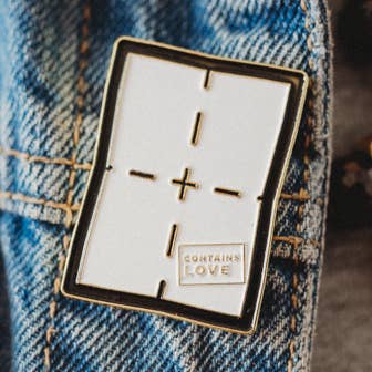 Épingle en émail - Contient l'amour pour la vente par Wrinkle & Crease Paper Products