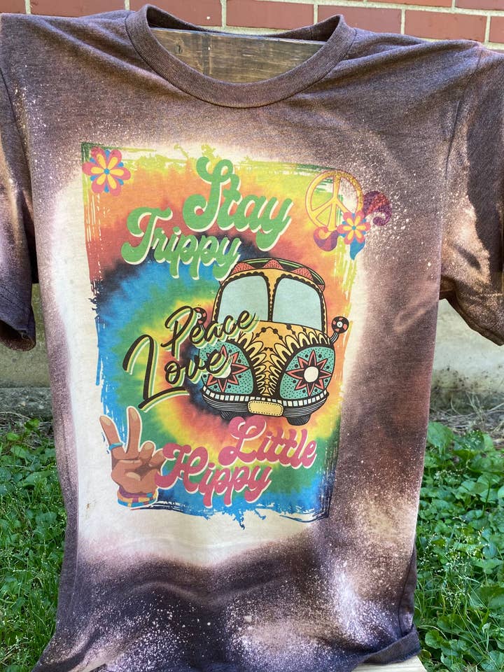 Stay Trippy Little Hippy - Maglietta sbiancata per la vendita all'ingrosso da parte di Neat Creations