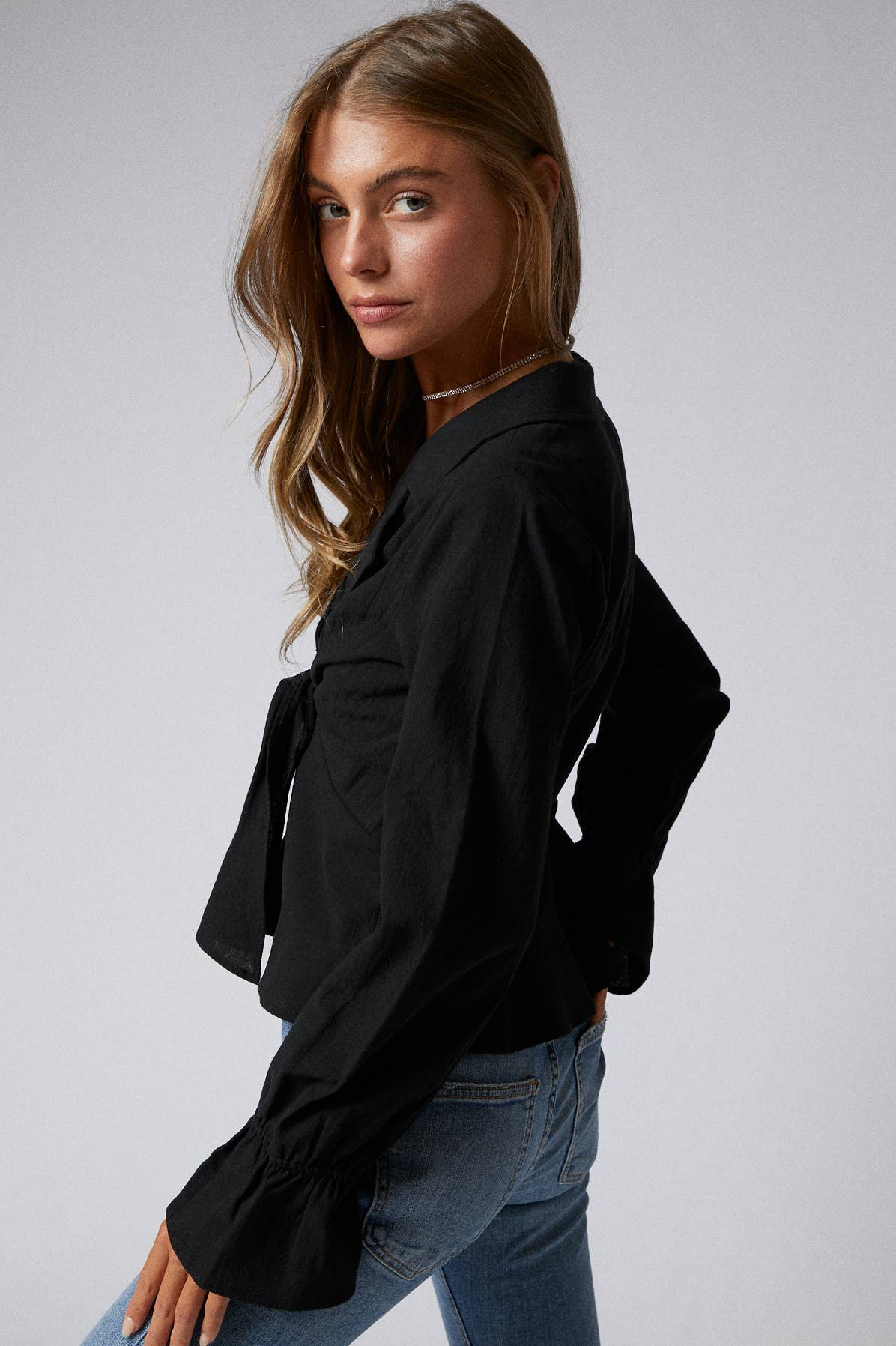 Cerule - Wholesale Jas - Dames - J009-A07 Peplum-jas met ruches en lange mouwen en strikvoorkant6