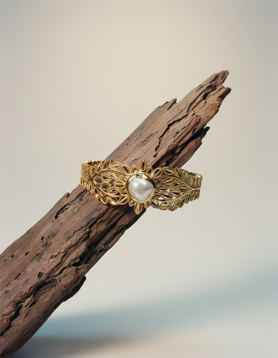 PHOEBE´S - Wholesale Cuff Bracelet - Pulsera Abierta con Perla Natural y Detalles Florales en Chapado de Oro de 18K3