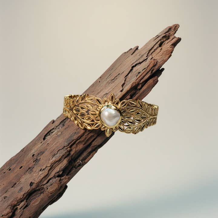 PHOEBE´S - Wholesale Cuff Bracelet - Pulsera Abierta con Perla Natural y Detalles Florales en Chapado de Oro de 18K3