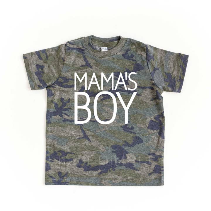 T-shirt Mama's Boy (Block) - Camo pour la vente par Lillie Dimple