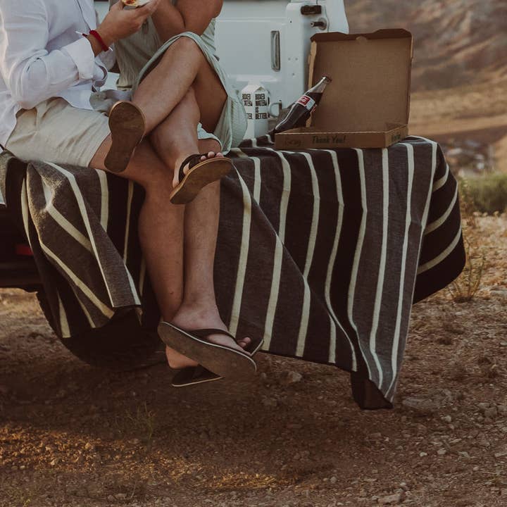 Beyond Borders Collective | Artisan-Made Blankets & Throws - Vente Plaids - Couverture Caminante - Échelle de gris | Décor d'automne0