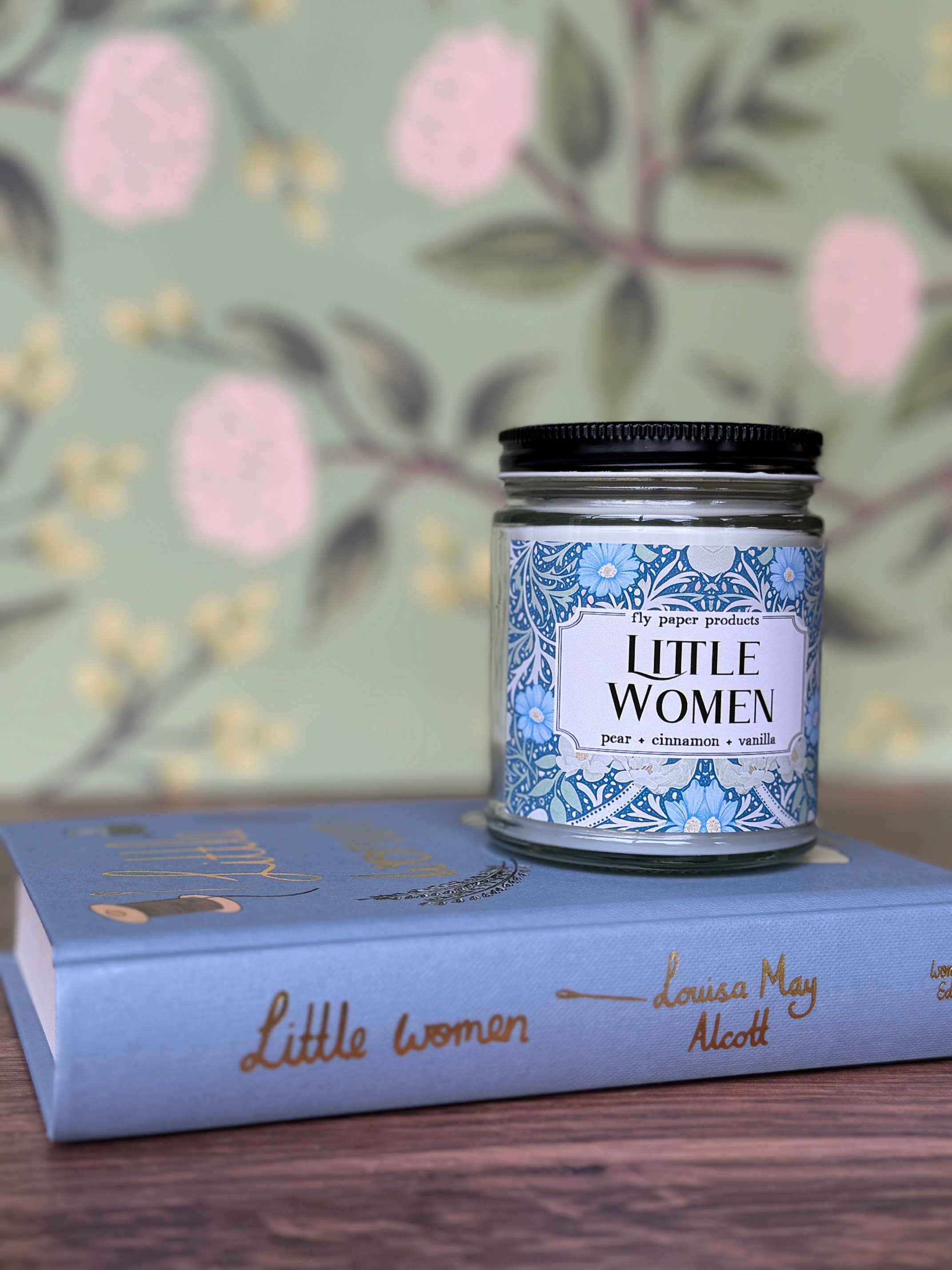 Fly Paper Products - Vendita all'ingrosso Candela in vasetto - Candela da 9oz Collezione Classica William Morris Piccole Donne2