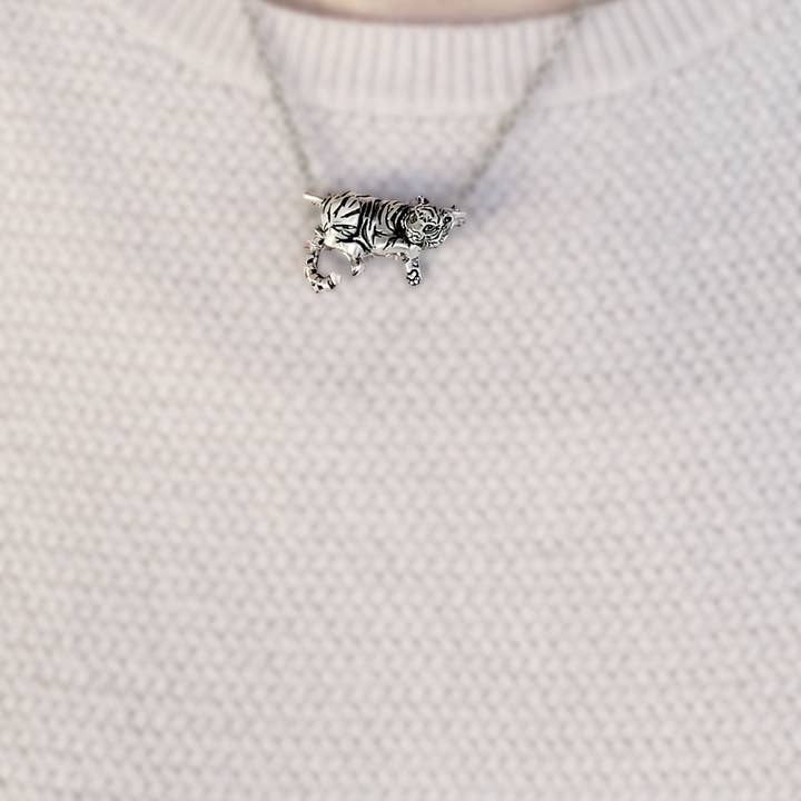 The Sparkling Pebble – wholesale Hänge-/berlockhalsband – Tiger hänge i silverpläterad tenn2