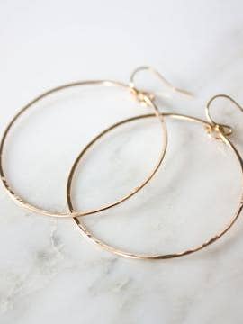 Boucles d'oreilles Gwen Hoop de 2 po pour la vente par Pure Indigo Design