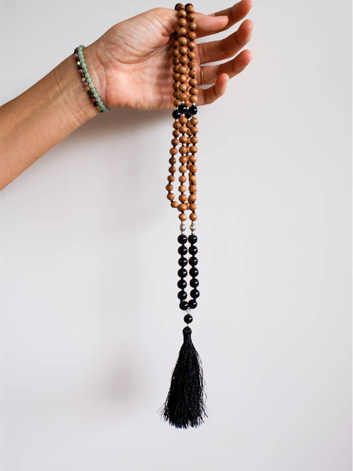 CHAPELET MALA EN TOURMALINE NOIRE ET SANTAL pour la vente par Calma Santa