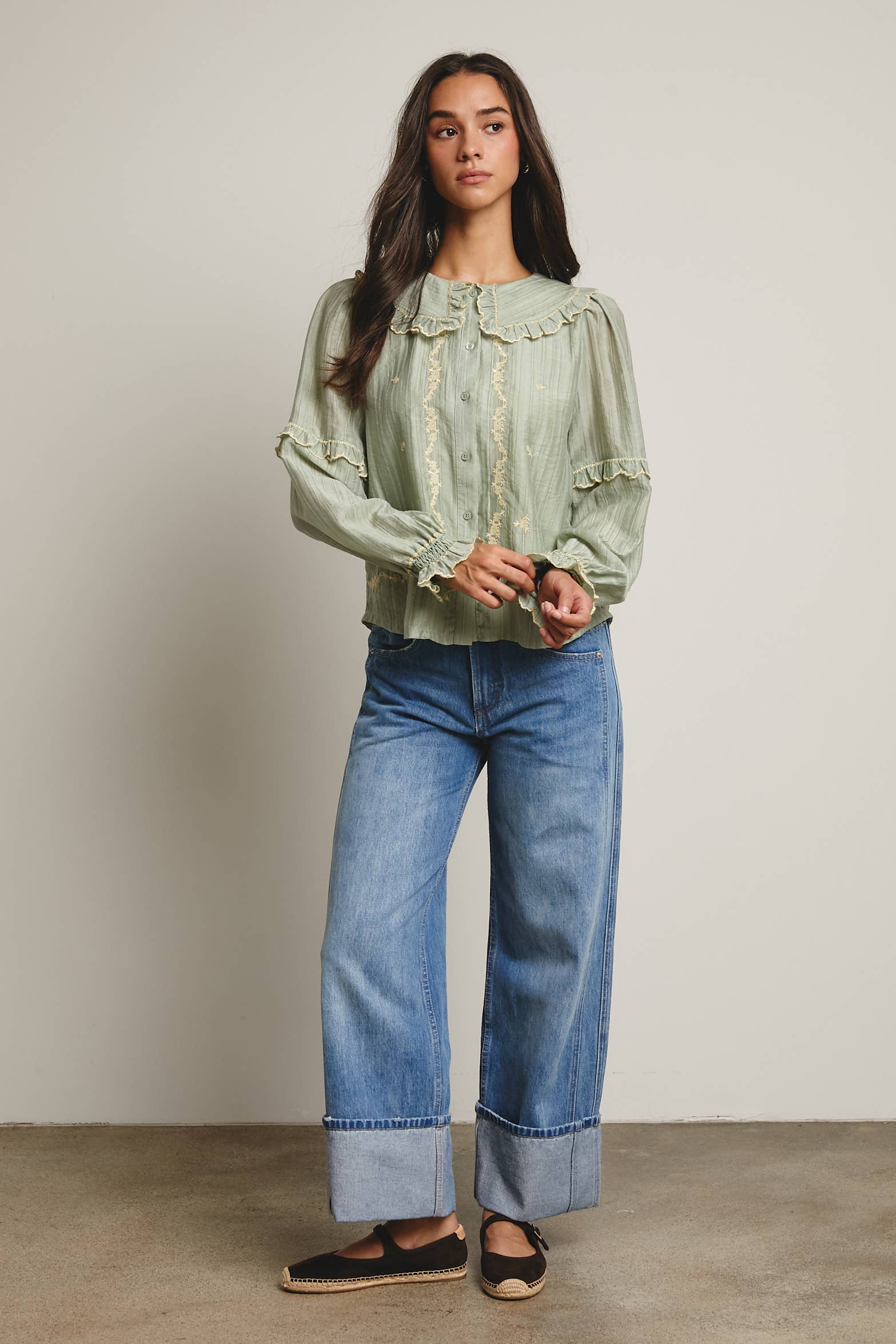 Forte – wholesale Blus - Dam – Broderad blus i bomull med volangkrage FT000328