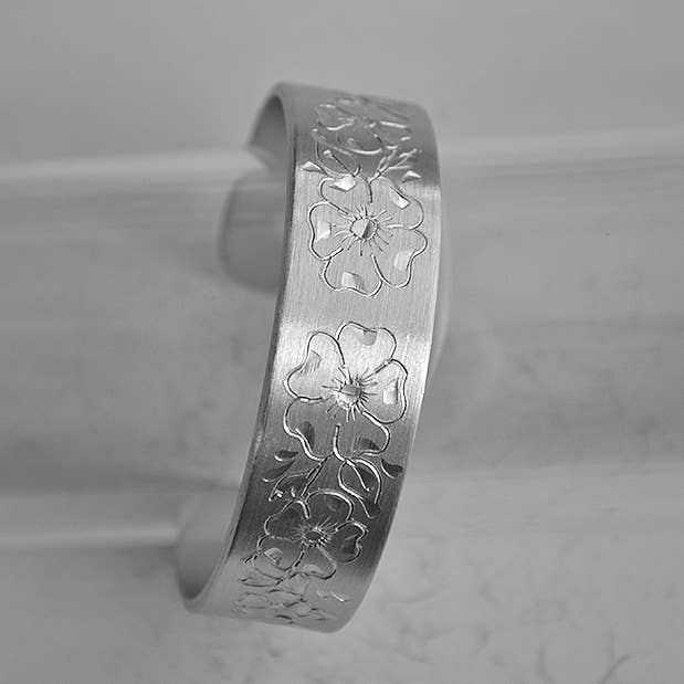 Manchette en étain en forme de fleur du mois de mars pour la vente par Nobska Craftsmen