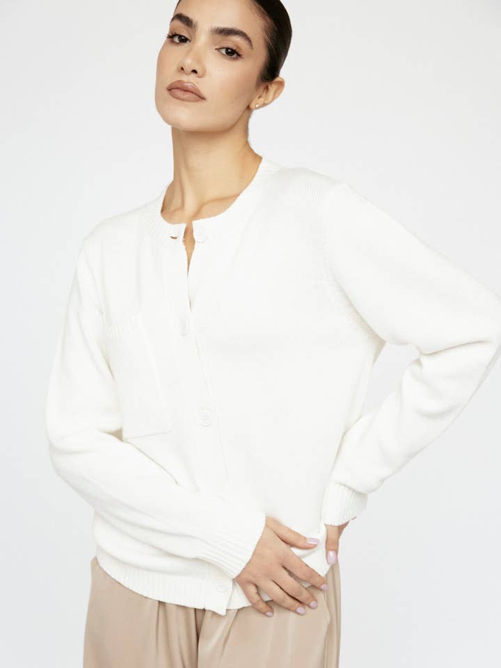 Pull en Cachemire Mélangé à Boutons Ivoire pour la vente par Amanda Maria