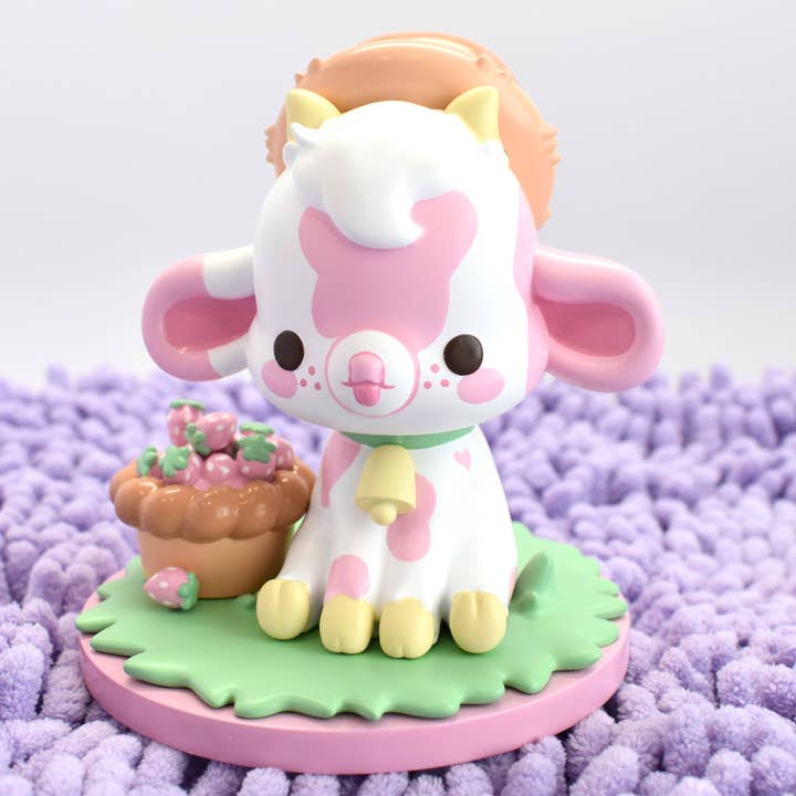 Figurine de collection en vinyle Vache aux fraises Shortcake pour la vente par Bright Bat Design