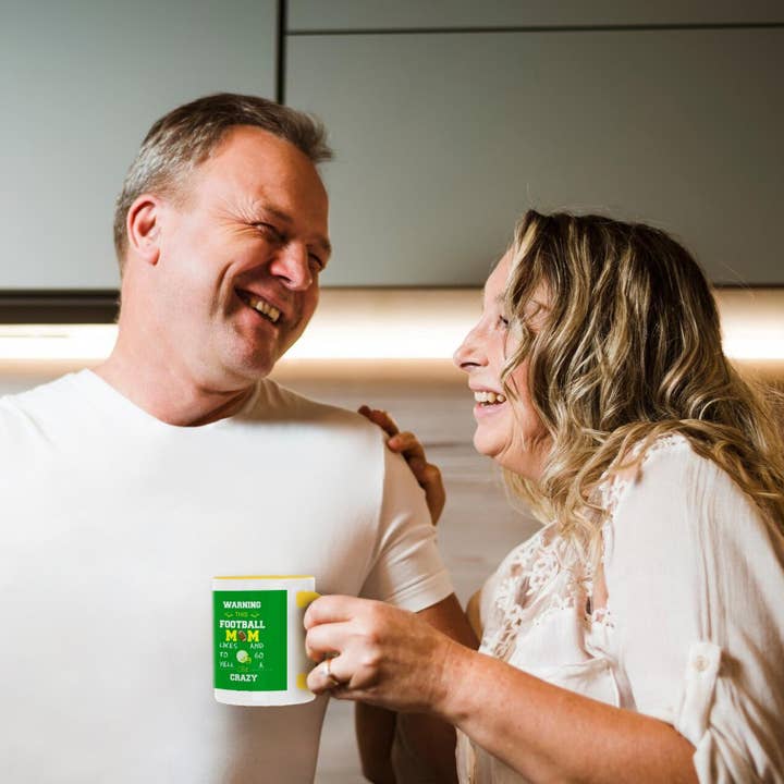 3dRose - Wholesale Koffiemok - 3dRose, Waarschuwing deze voetbalmoeder houdt ervan om gek te doen geel en groen, Mok3