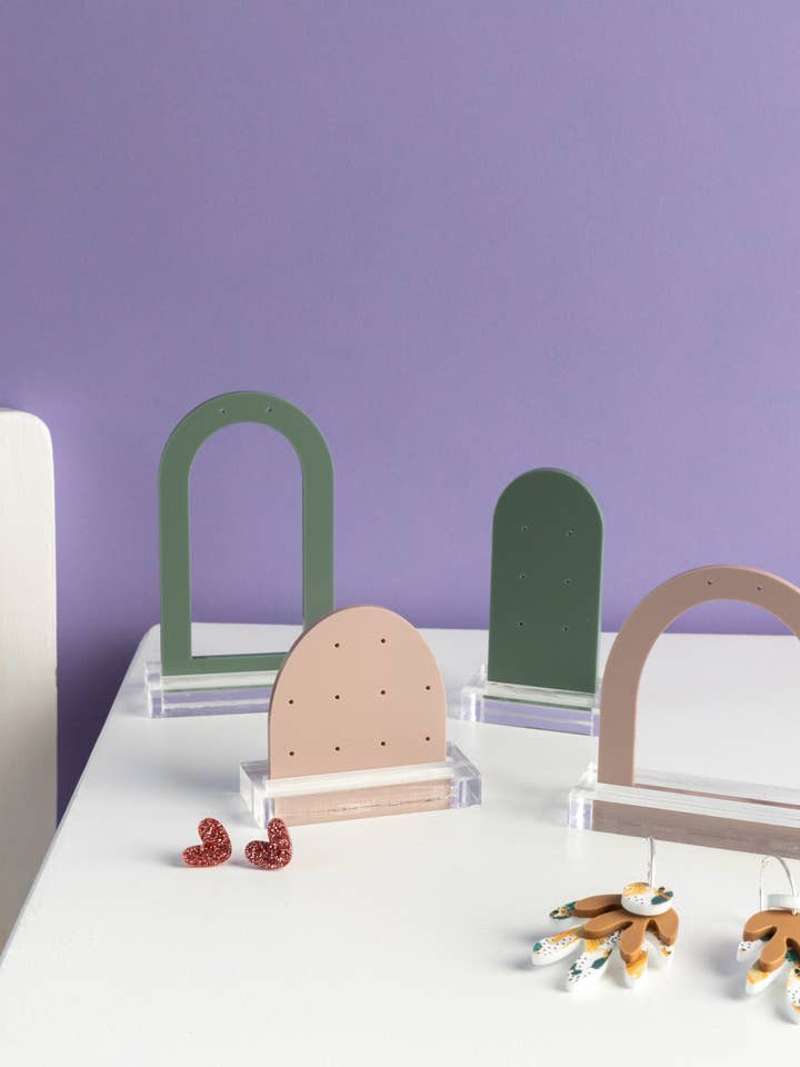 Juego de cuatro pendientes colgantes y tachuelas con soporte arqueado para venta al por mayor de The Gifting Knot Ltd