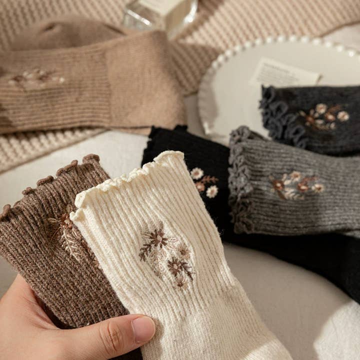 Chaussettes à volants brodées confortables (JIVI) pour la vente par LoveLina