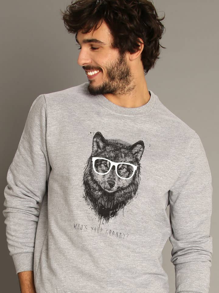 GRÅ PORSLINSTRÖJA FÖR MÄN VEM ÄR DIN MORMOR för wholesale av Wooop