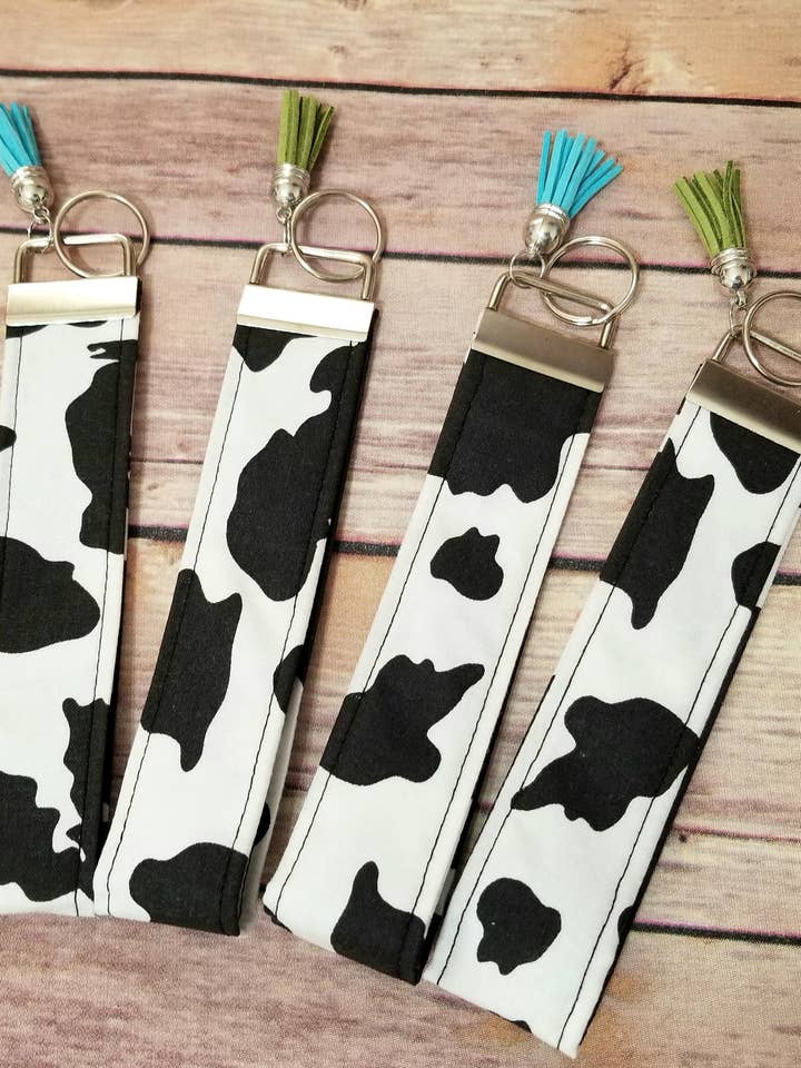 Porte-clés en tissu imprimé vache | Wristlet | Dragonne pour la vente par Burpie Bibs Boutique