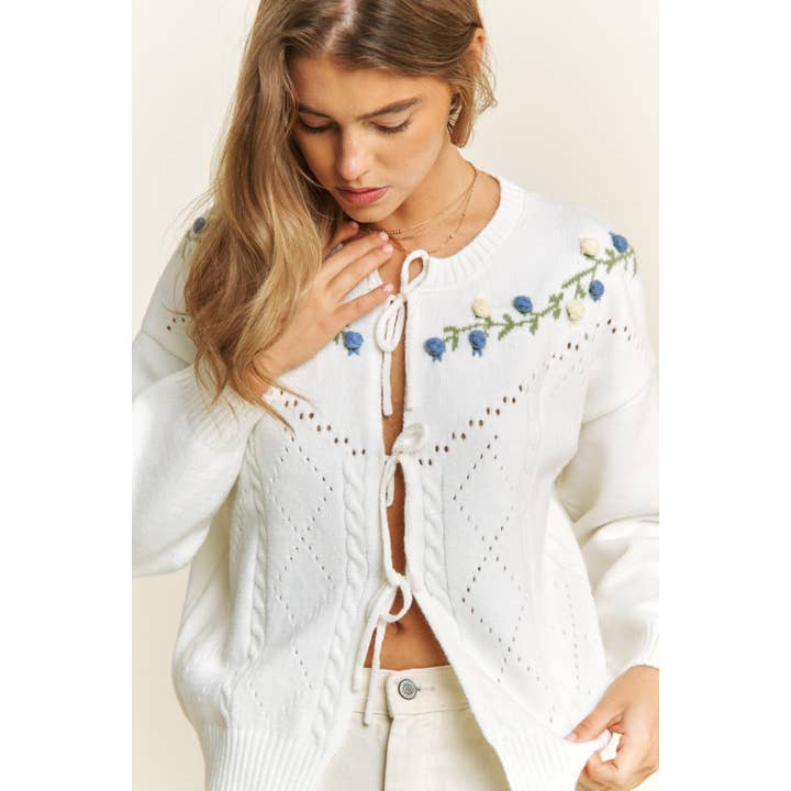 Cardigan con ricamo floreale 3D allacciato davanti per la vendita all'ingrosso da parte di Sweet Generis
