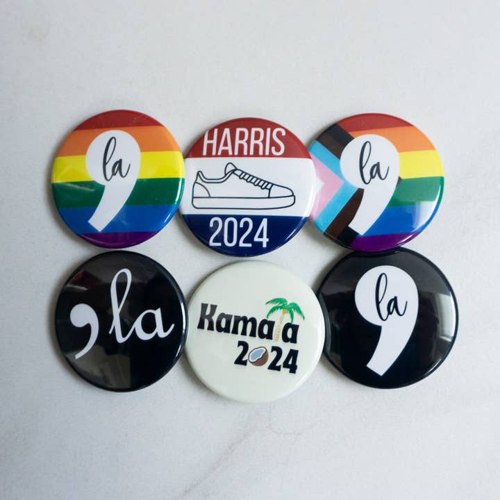 Lot varié de boutons de campagne politique de Kamala Harris pour la vente par Made by the Best