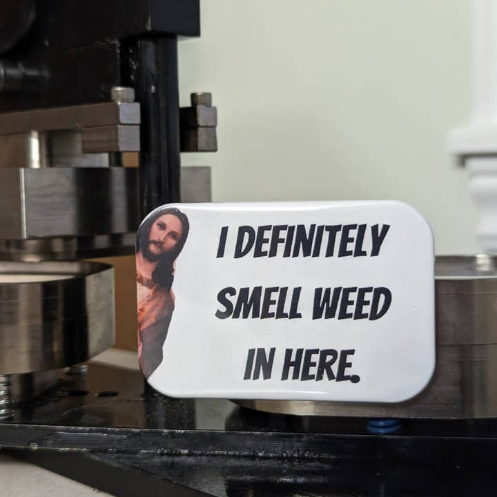 That Shirt Store & More – Alfinete/botão de lapela por atacado – Engraçado Jesus Humor Ervas daninhas I Sem dúvida cheiro botão de ervas daninhas4