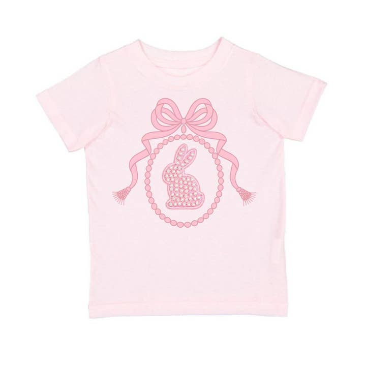T-shirt à manches courtes pour enfants avec lapin, médaillon, perle et écusson de Pâques pour la vente par Sweet Wink