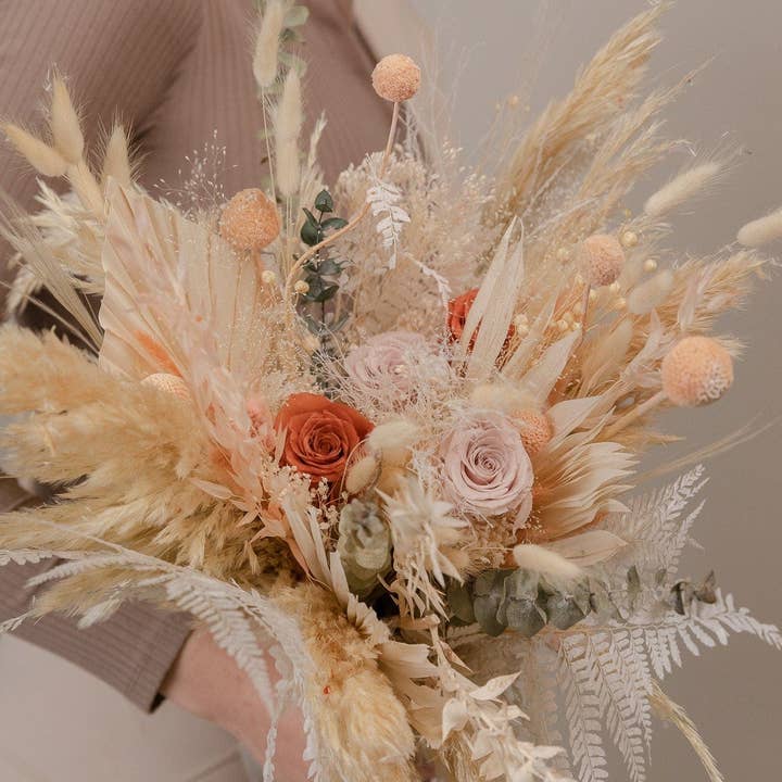 Pfirsichfarbener Brautstrauß in den Farben Burnt Orange & Nude Tones//Ewige Rosen und konservierter Farn für den Großhandel von Hidden Botanics