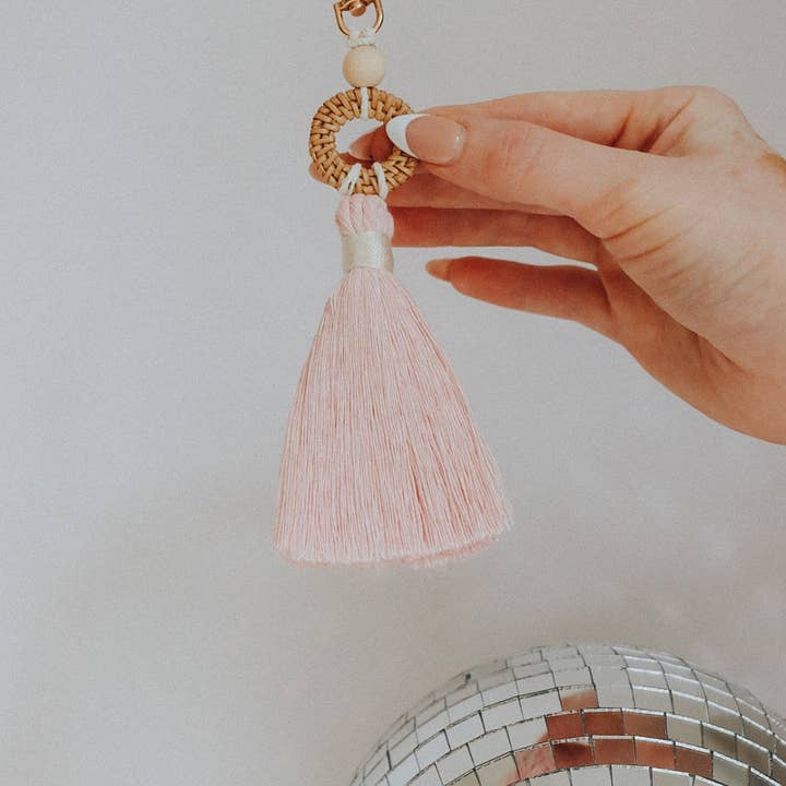 DayCrafter – Großhandel Schlüsselanhänger – Damen – Schlüsselanhänger mit ätherischem Rattan-Öl — Schlüsselanhänger mit Quaste2