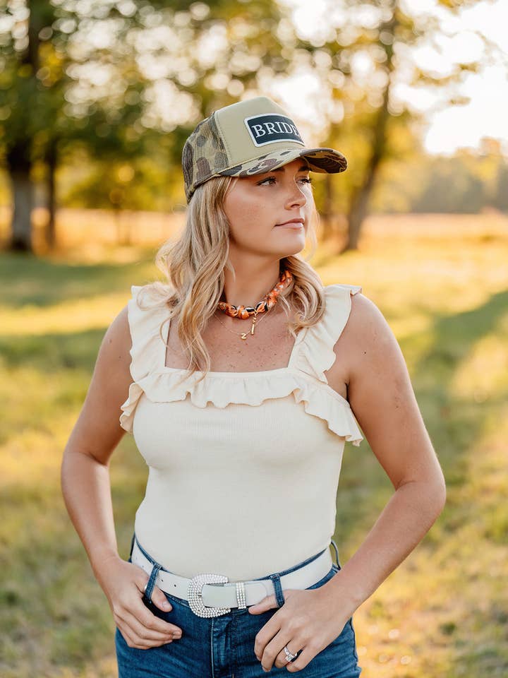 Sposa - Toppa ricamata su cappello da camionista mimetico per la vendita all'ingrosso da parte di Taylor River Ranch