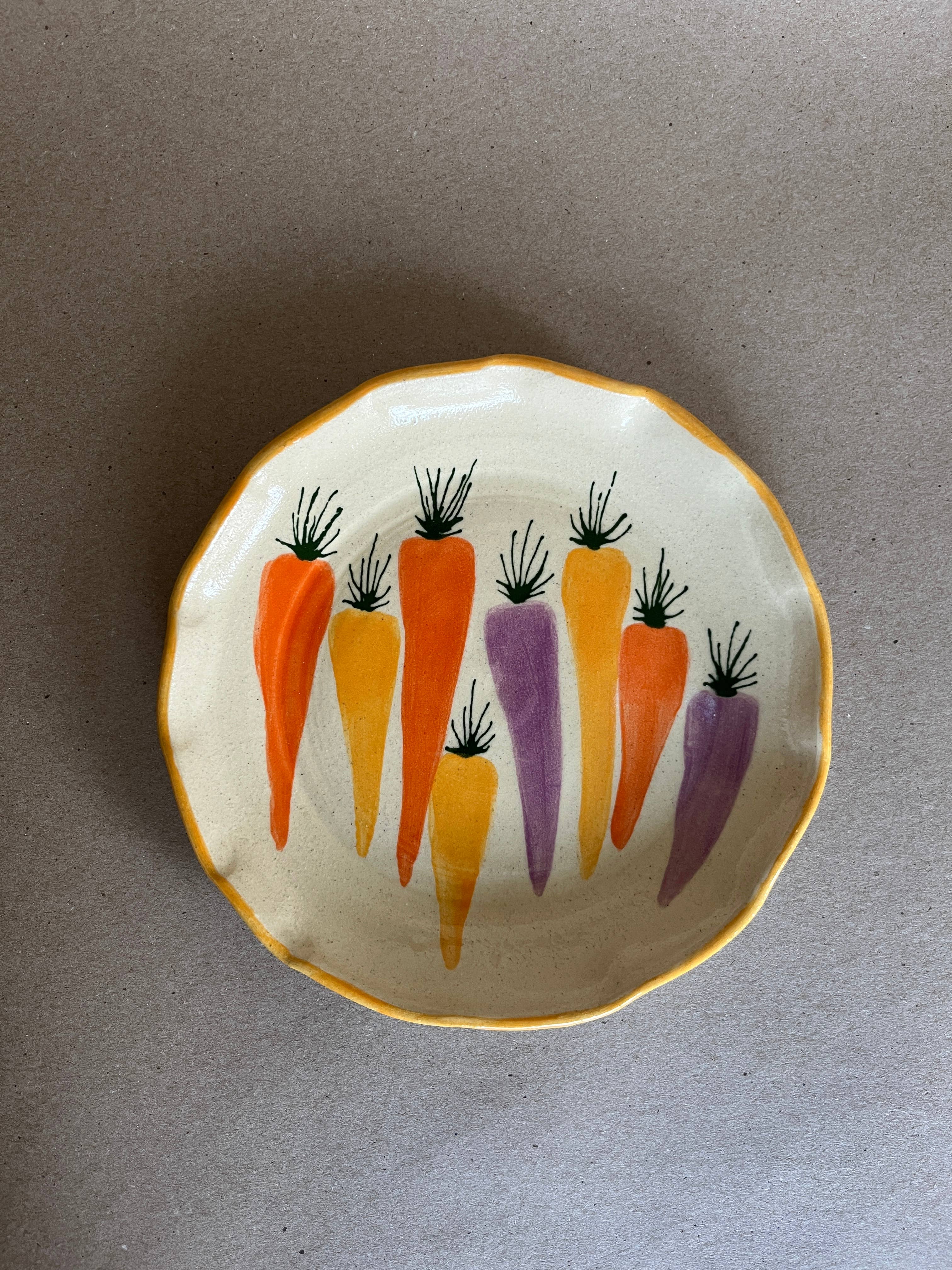 Ninth House Goods – prato fundo e saladeira por atacado – Prato para Almoço/Salada com Estampa de Cenouras Coloridas4