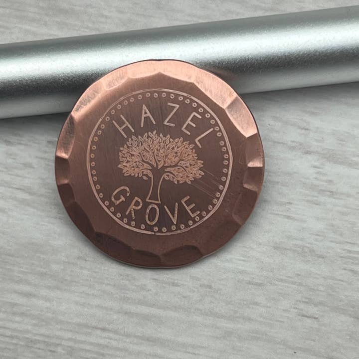 Marcador de pelota de golf Live Edge grabado en cobre o plata para venta al por mayor de Hazel Grove Customs