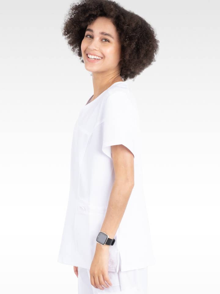 Aura Naturale – Großhandel Medizinische Berufsbekleidung – Damen – Korallenrote Damen-Mock-Wrap-Scrub-Top mit 6 Taschen (94003)31