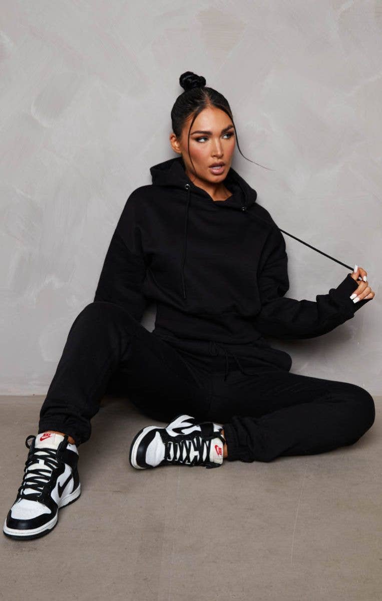 Femme Luxe - Vente Ensemble de vêtements d'intérieur – femme - Sweat à capuche court en polaire à manches longues et pantalon de jogging à revers noirs4